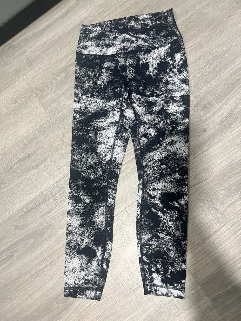 EUC Lululemon Black and White Patterned Leggings Size 8